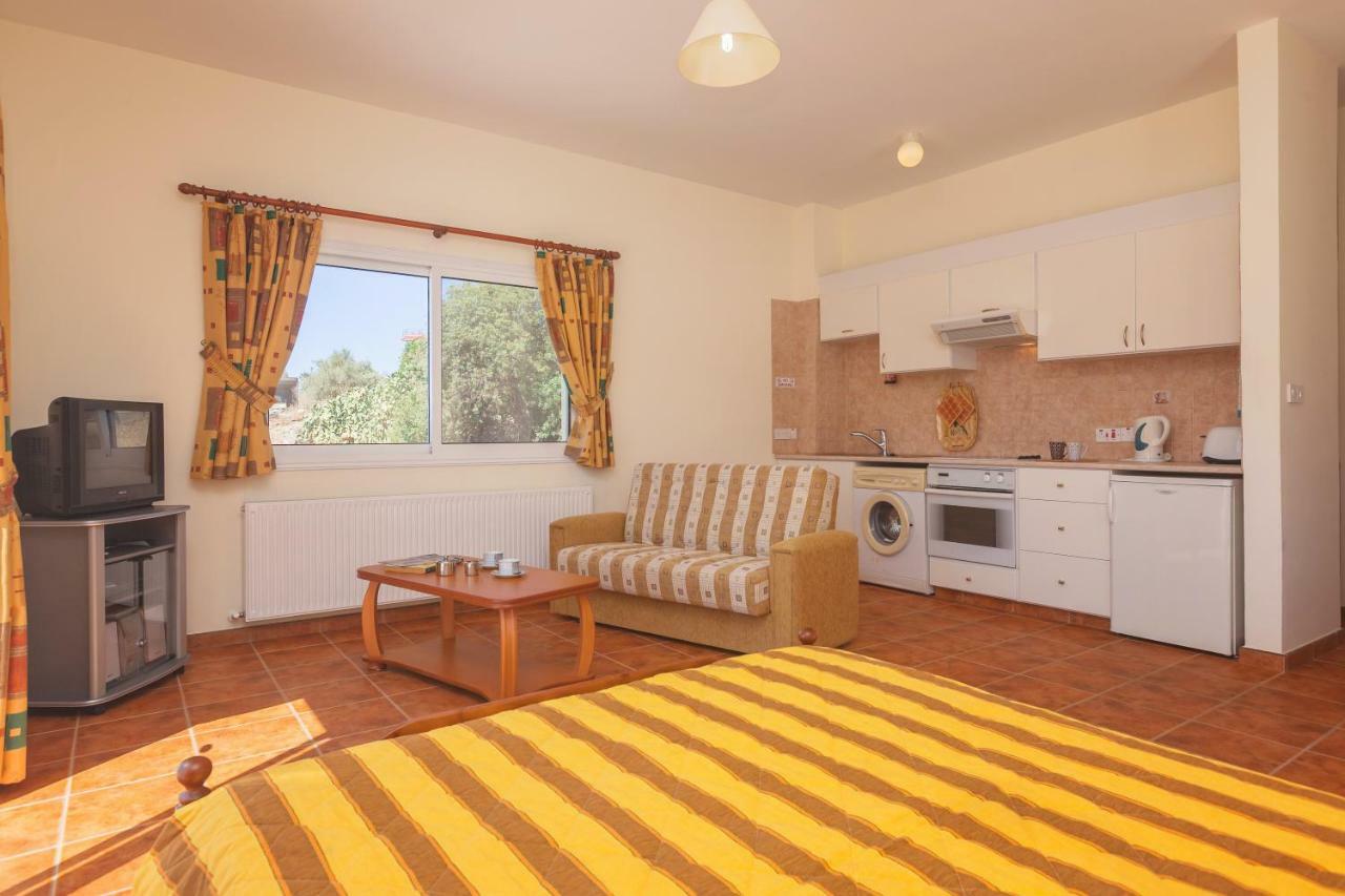 Thekla Court Apartment Полис Екстериор снимка