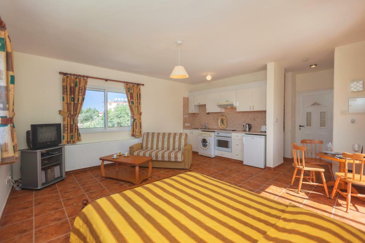 Thekla Court Apartment Полис Екстериор снимка